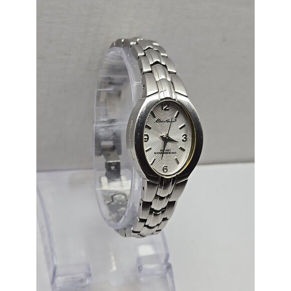 Eddie Bauer Womens Quartz Oval Watch 100 Feet Water Resistant New Battery Petite - Picture 3 of 9